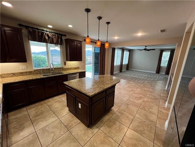 Building Photo - Canyon Hills Home