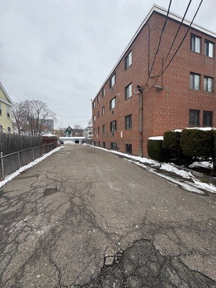 Building Photo - 28 Brentwood St