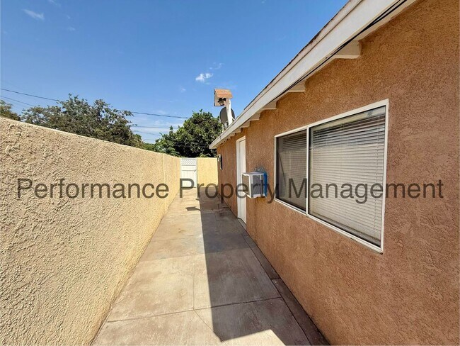 Building Photo - 720 Woodrow Ave