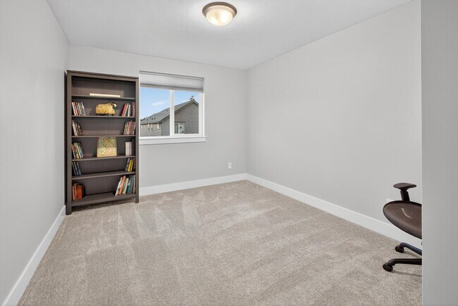 Building Photo - Attractive Modern Easton 3 Bedroom Home