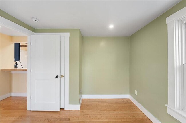 Building Photo - 32 Richmond St