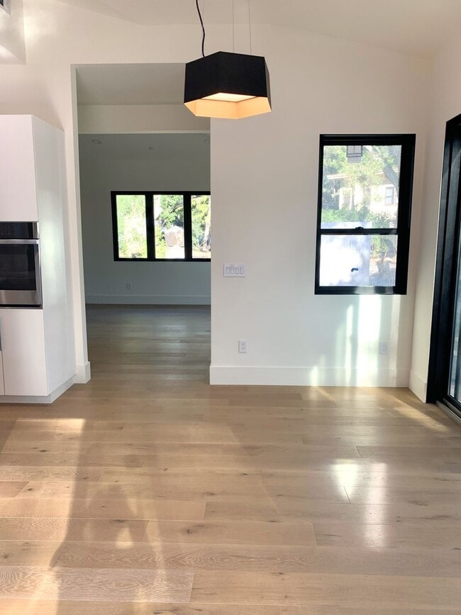 Building Photo - Bright, Modern & Beautiful – 3BR Home in M...
