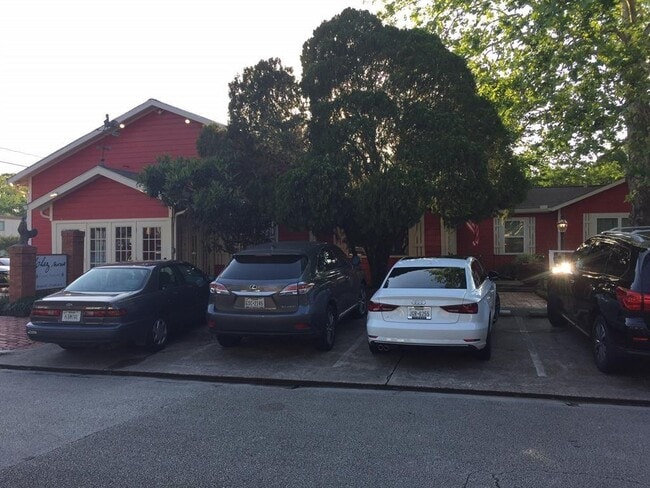 Building Photo - 708 Staitti St