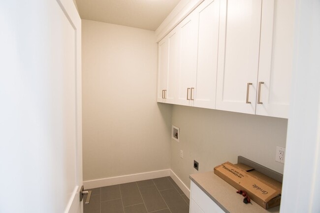 Building Photo - Gorgeous 2-Story Home In a Gated Community!
