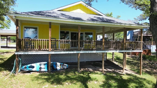 Building Photo - 2388 Lakeshore Dr