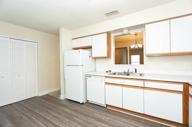 Building Photo - Don't miss the chance to call this Virgini...