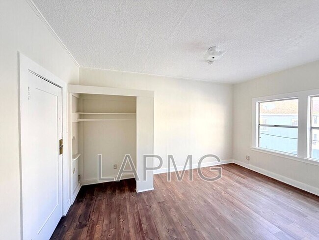 Building Photo - 1614 N Kenmore Ave
