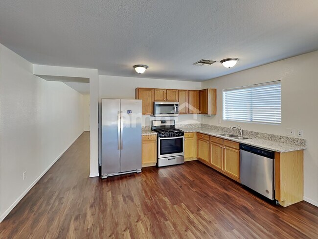 Building Photo - 286 E Mountain Alder St