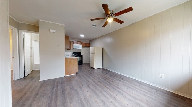 Building Photo - 204 Lynn Dr