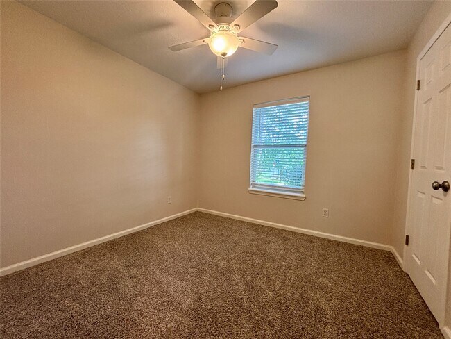 Building Photo - 13019 Skyline Dr