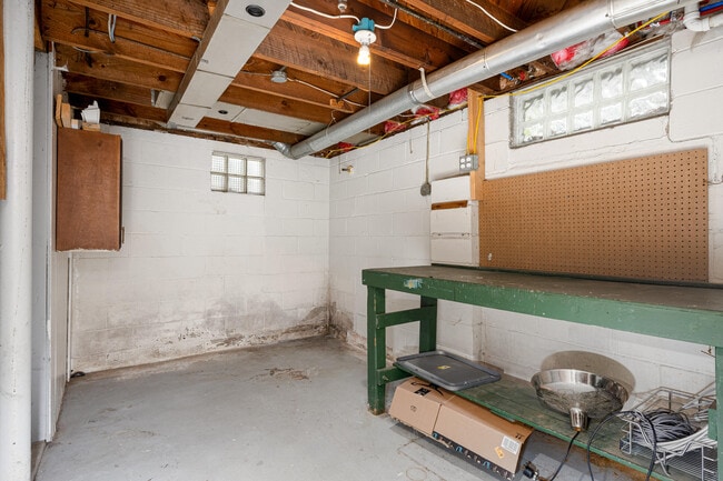 Building Photo - 708 Dwight St