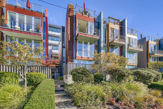 Building Photo - Eastlake Townhome with Commanding Views