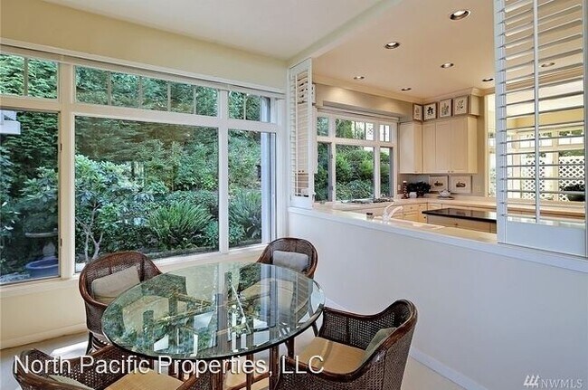 Building Photo - 3 br, 3 bath House - 17203 SE 42nd Pl