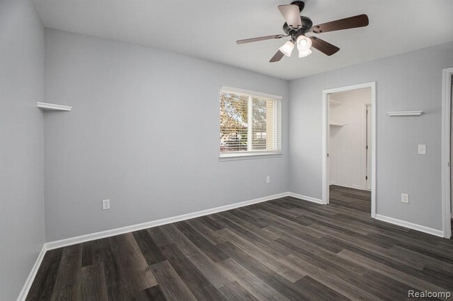Building Photo - 15054 Riverside Dr