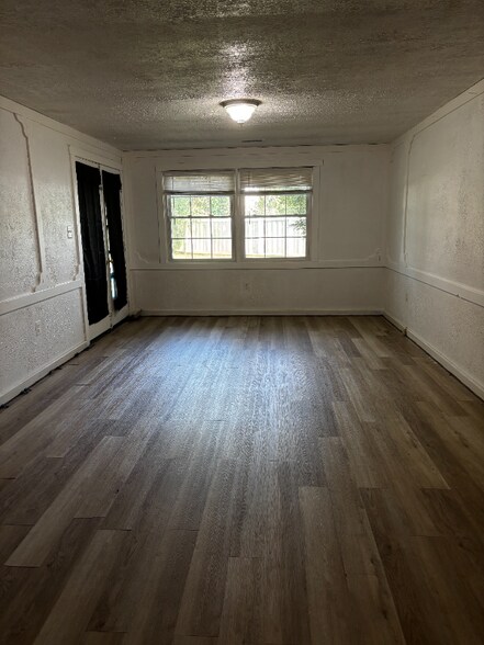 Building Photo - 1621 Debra Dr