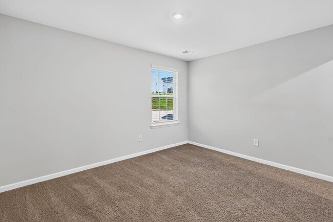 Building Photo - Experience Spacious Comfort: 3-Bedroom Home with 2.5 Baths.