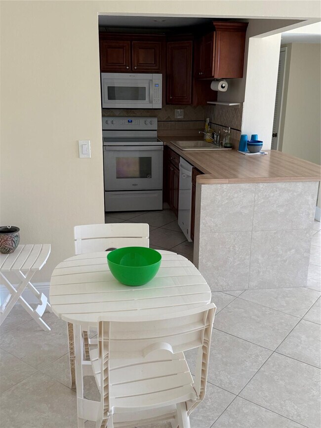 Building Photo - 336 N Birch Rd