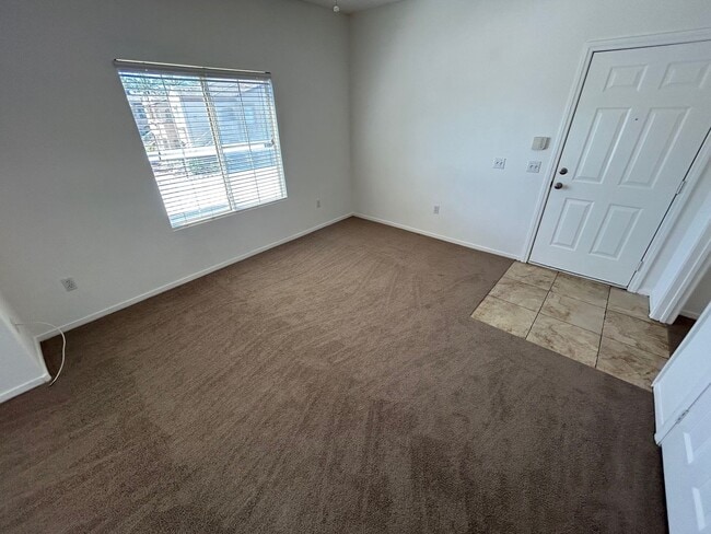 Building Photo - SPACIOUS 2 BEDROOM, 2 BATHROOM UPSTAIRS CO...