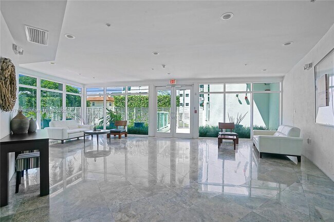 Building Photo - 2000 Bay Dr