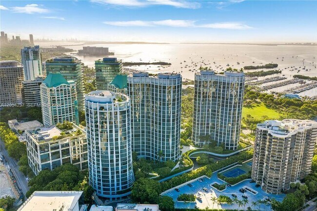 Building Photo - 2831 S Bayshore Dr