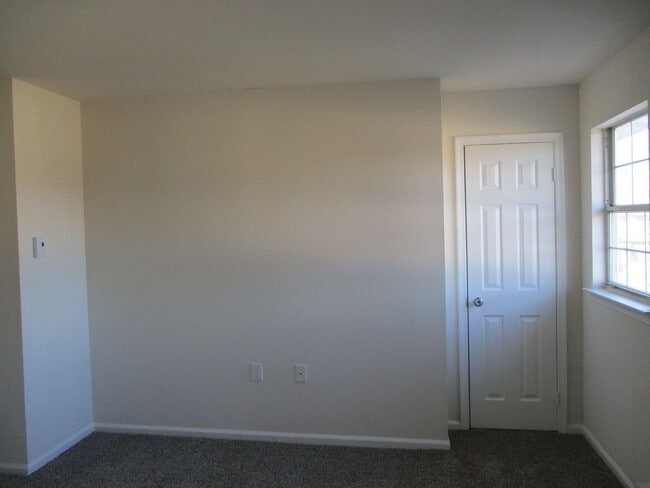 Building Photo - 3BR Townhome - Northampton School District