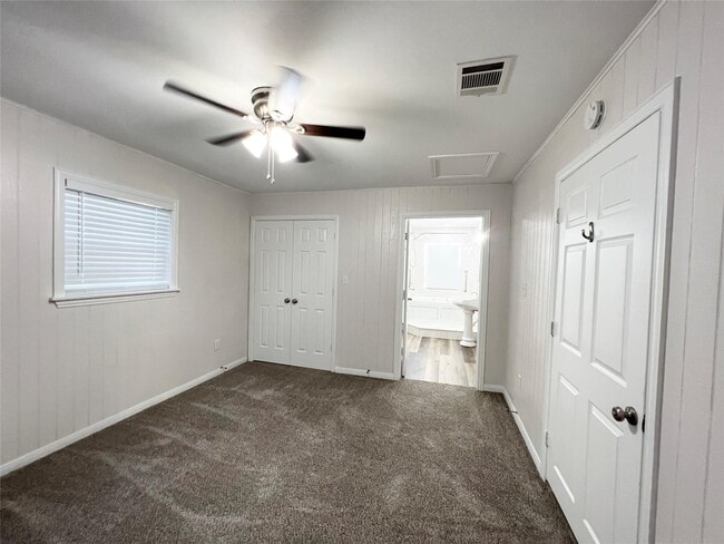 Building Photo - 307 Veselka Rd