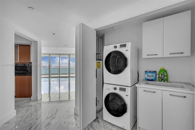 Building Photo - 1331 Brickell Bay Dr