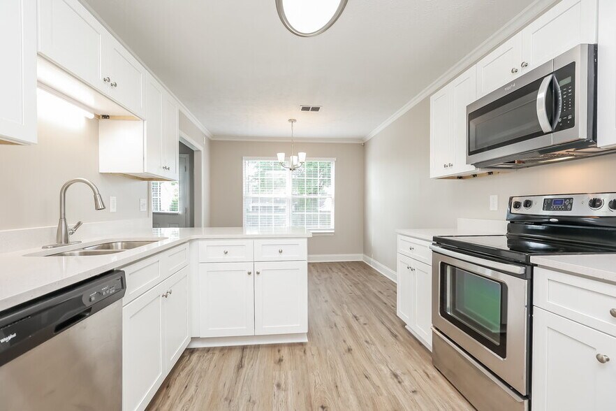 Building Photo - 1195 St Andrews Dr