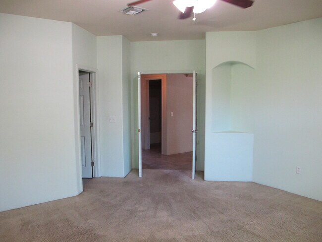 Building Photo - 1305 E Linden St