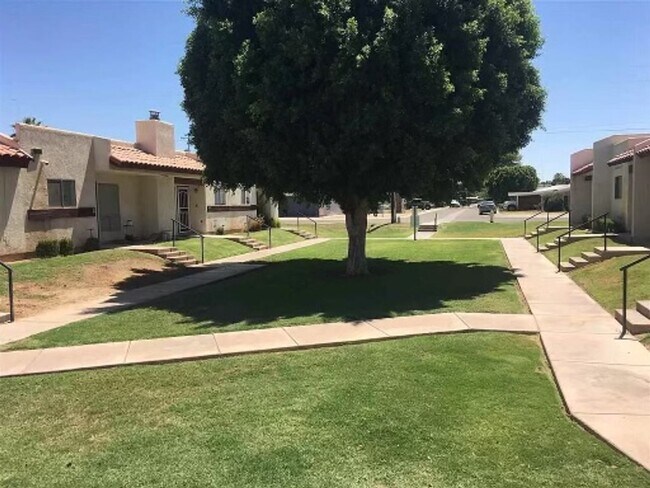 Building Photo - Centrally Located Townhouse!