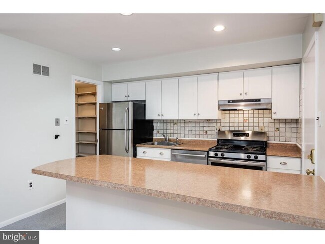 Building Photo - 305 Nassau St
