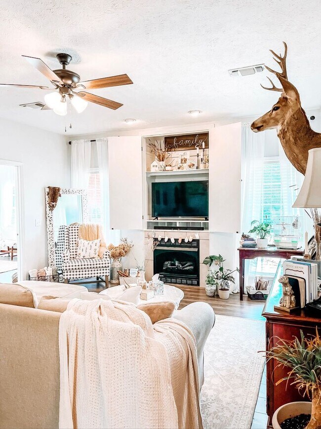 Building Photo - Charming Columbus Home with Fireplace, Natural Light & Outdoor Space