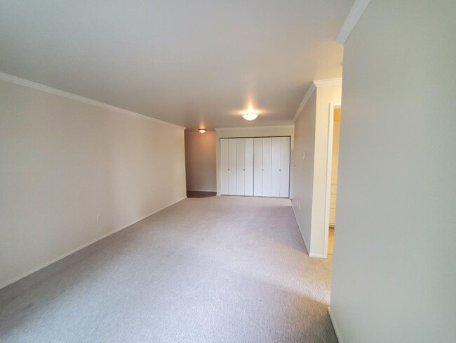 Building Photo - 1bedroom in quiet residential setting.  W/D in unit