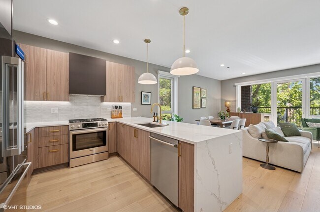 Building Photo - 4932 N Kenmore Ave