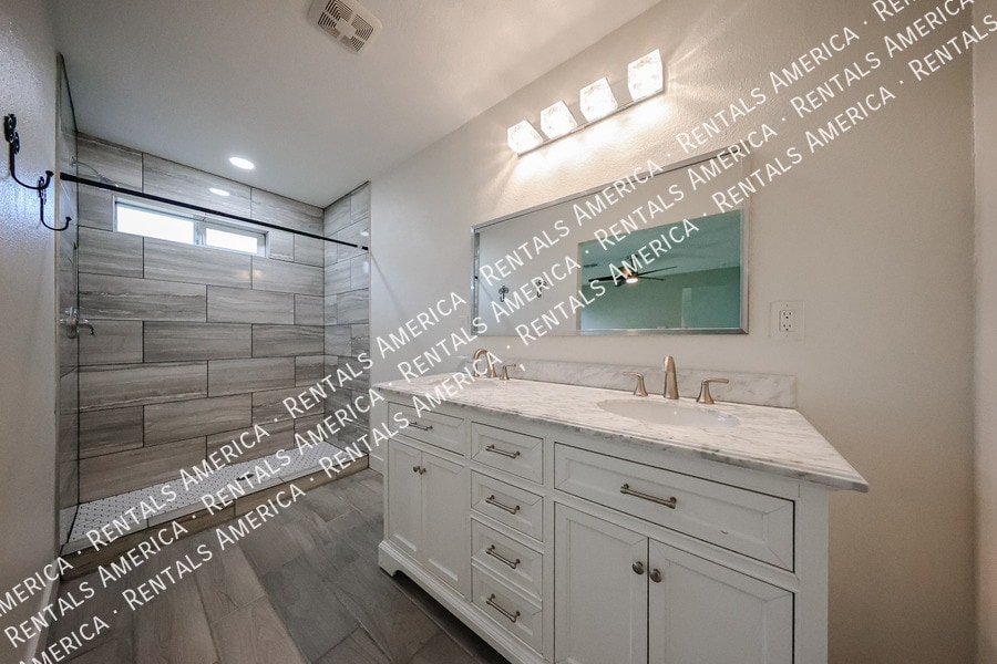 Building Photo - 2902 W Straford Dr