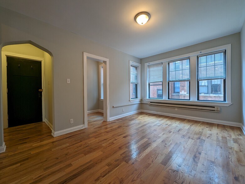 Building Photo - 4409 N Wolcott Ave