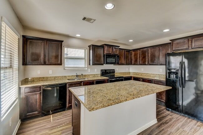 Building Photo - 16419 Waterbury Ln
