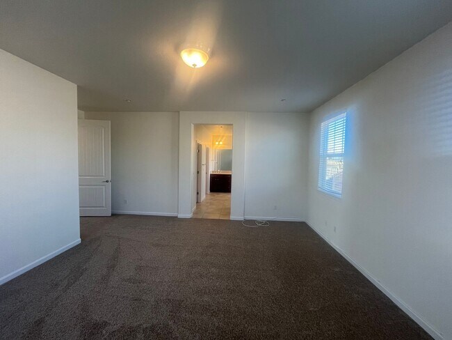 Building Photo - 4 Bedroom 2, Bath, 2900 sqft. w/t Separate 1 Bedroom 1 Bath Guest Quarters for Lease.
