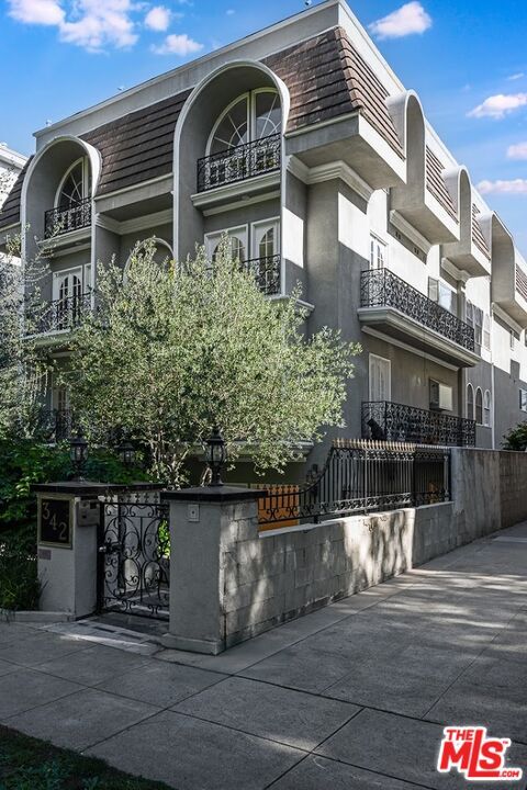 Building Photo - 342 N Palm Dr