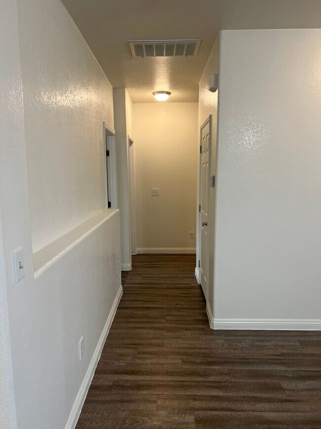 Building Photo - 1548 N Valencia Ct