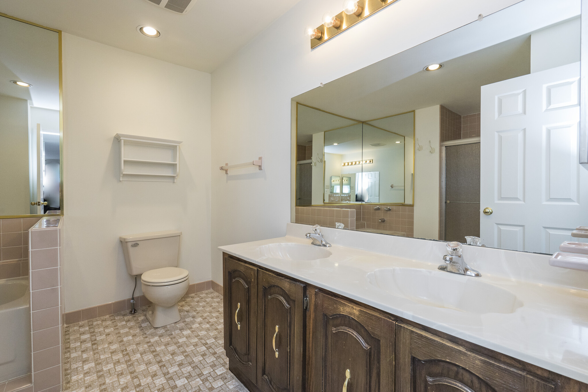 Building Photo - 13 Sweetwater Cir