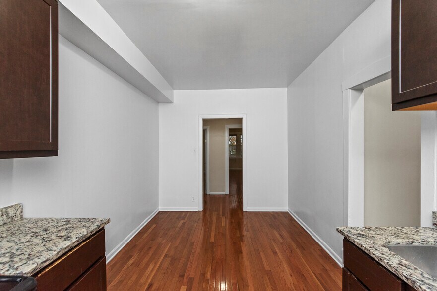 Building Photo - 3753 W Sunnyside Ave