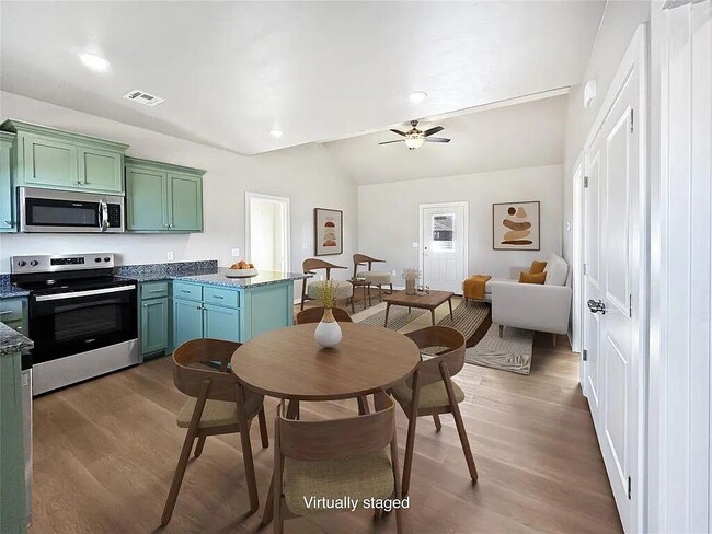 Building Photo - 2008 Willow Pl