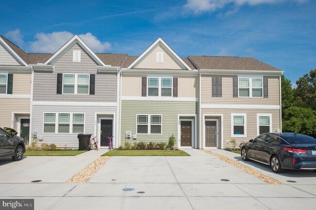 Building Photo - 417 Creekbed Cir