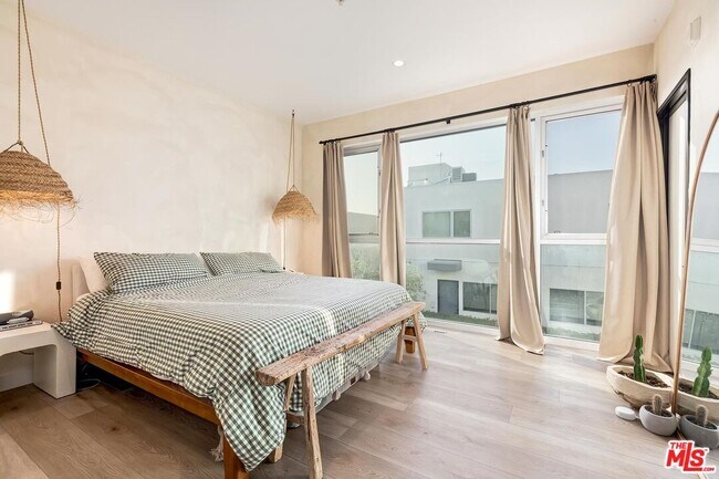 Building Photo - 957 Figueroa Terrace