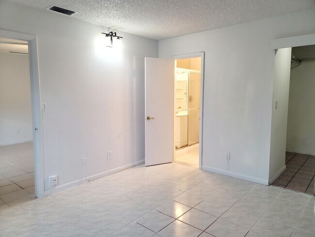 Building Photo - 15702 E Waterside Cir