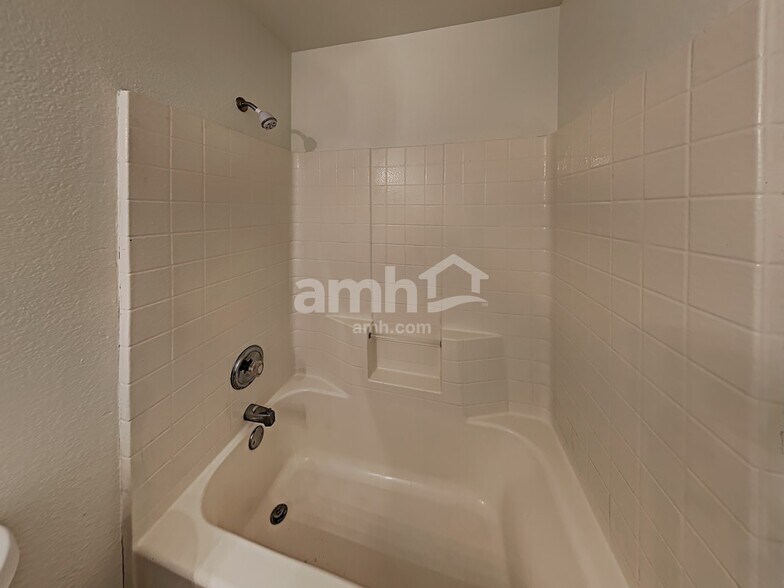 Building Photo - 5820 Bridal Trl