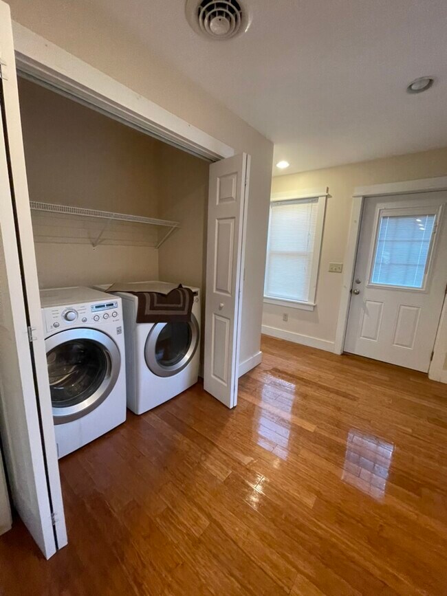 Building Photo - 524 7th Ave