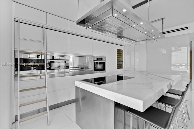 Building Photo - 10 Venetian Way