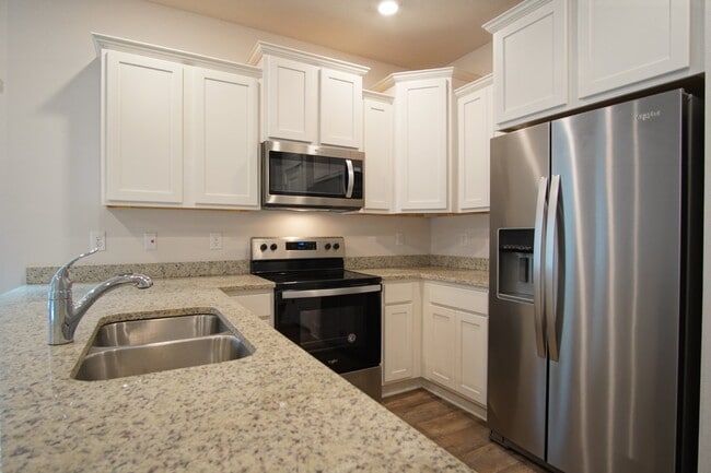 Building Photo - Spacious 3BR/2.5BA Townhome with 1-Car Garage in Admiral’s Quarters—Pool, Dog Park, Near 9 Mile R...